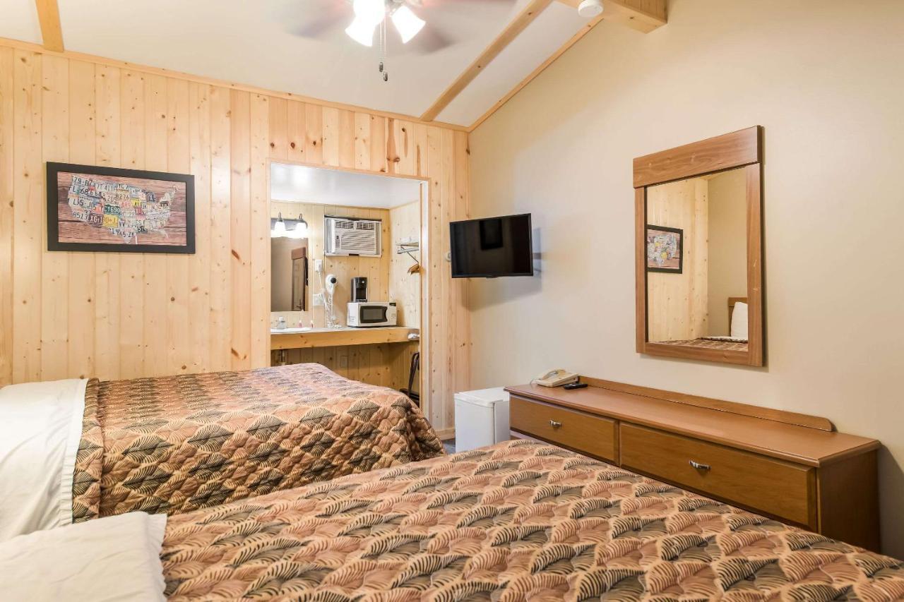 Econo Lodge Rice Lake Bagian luar foto