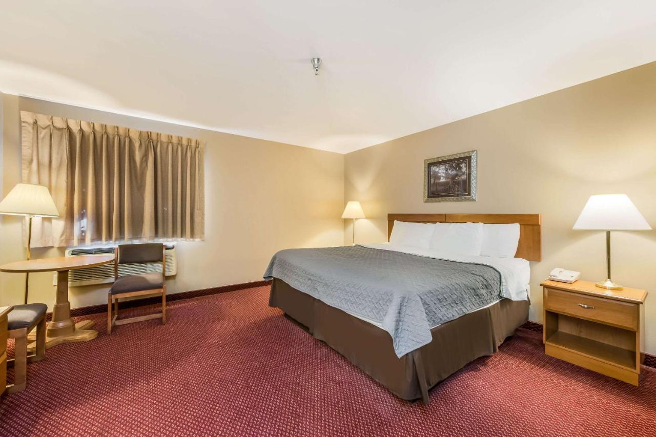 Econo Lodge Rice Lake Bagian luar foto