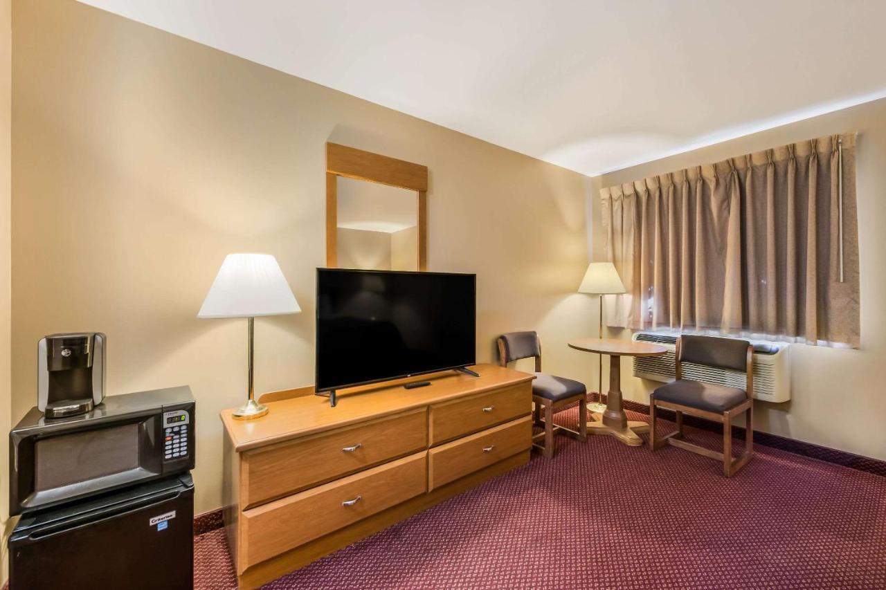 Econo Lodge Rice Lake Bagian luar foto