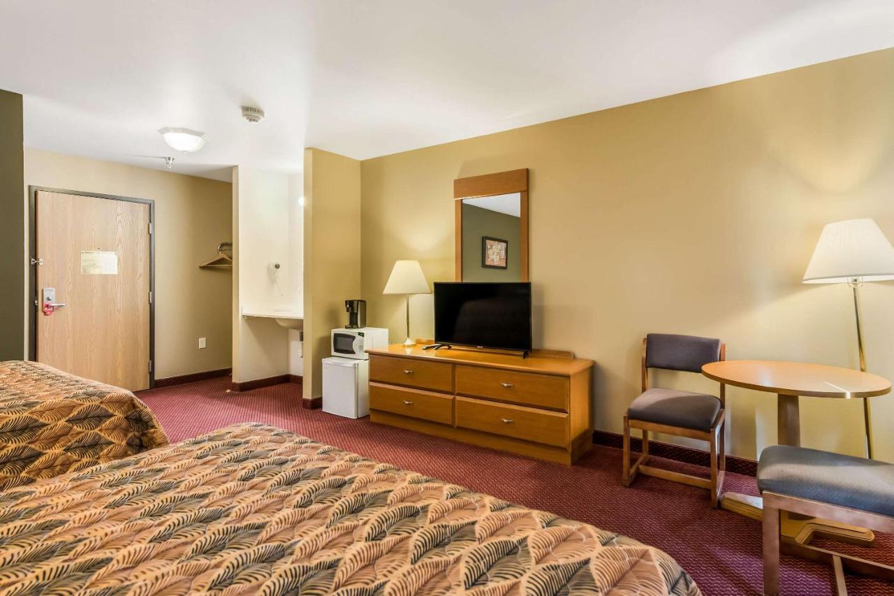 Econo Lodge Rice Lake Bagian luar foto