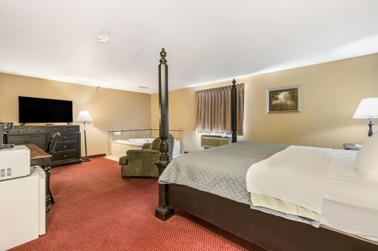 Econo Lodge Rice Lake Bagian luar foto